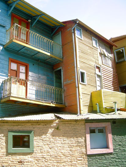 Im Giesing von Buenos Aires, stehen im Stadtteil La Boca die bunten Häuser der ehemaligen Hafenarbeiter. Heute treiben sich hier aber eher Touristen herum, als hart schuftende Kerle...