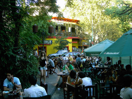 Buntes Treiben am Plaza Serrano. Egal zu welcher Tageszeit, hier ist immer was los 
