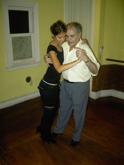 Das ist er! Unsere Tanzikone Antonio. Hier im vollen Einsatz mit einer Schülerin 