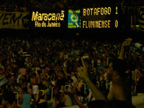 Das viertgroesste Stadion der Welt! Sambaklaenge waren zwar nur manchmal zu hoeren, aber dafuer gehen die Fans hier so richtig ab. Im Gegensatz zu den Argentinischen, bleiben die Leute hier aber sehr friedlich und feiern gemeinsam!