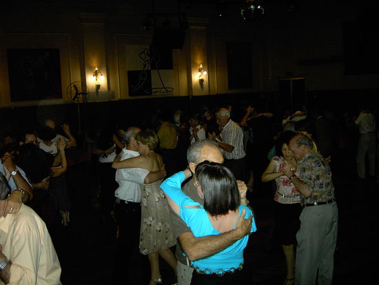 Der Salon Canning. Nur hier kann man neben seinen Großeltern Tango tanzen