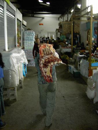 Wer will, dem schicke ich noch das Bild von der "Fleisch-Halle", in die er sein Gepaeck bringt