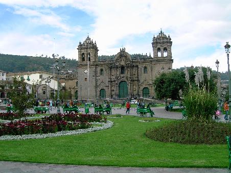 Von Cuscos Plaza de Armas ging es per Taxi zur Busstation und von dort mit einem vollgestopften Bus in den wohlklingenden Ort Ollantaytambo im Urubamba-Tal