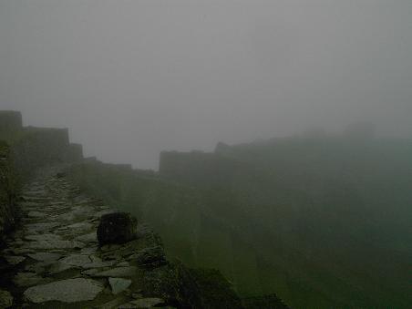 Um 04:50 aufgestanden, kurz gefruehstueckt, schnell mit dem Bus zum Haupteingang gefahren, um auch ja ohne Touristen-Massen die fruehen Morgenstunden auf dem Inkaberg zu geniessen! Und dann: NEBEL, was fuer eine grandiose Sicht... Nur "Matsch" und kein "Pitschu".