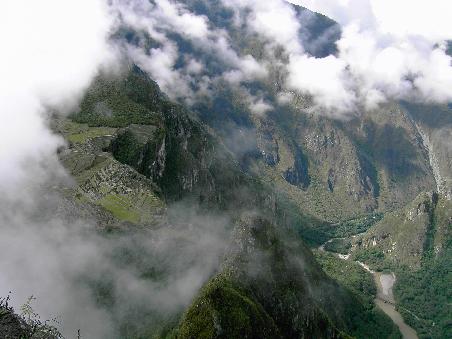 Um ca. 07:45 trennten sich Nicoles und mein Weg fuer 2 Stunden. Vor mir lag der nochmal 300 Meter hoeher liegende "WaynaPicchu". Der steile und schweisstreibende Aufstieg lohnte sich, als sich die Wolken langsam verzogen