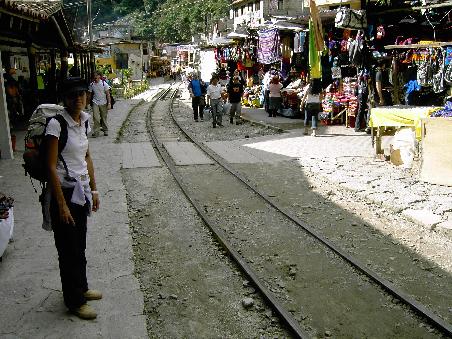 Der Abschied fiel uns irgendwie schwer. Obwohl der MachuPicchu "Touri-hoch-10" ist, war unser Trip jeden einzelnen Dollar und alle Muehen wert! In Aguas Calientes warteten wir am "Hauptbahnhof" auf unsern Anschluss, zurueck nach Ollantaytambo.