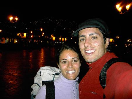 Nach einem aufregenden Tag und einer halsbrecherischen Taxifahrt (mit einem kurzsichtigen und wohl auch nachtblinden Fahrer) kamen wir wieder strahlend in Cusco an
