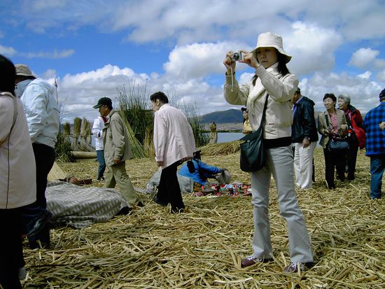 Japaner entern die Uros-Inseln... Nur ein Beispiel fuer Perus Massentourismus