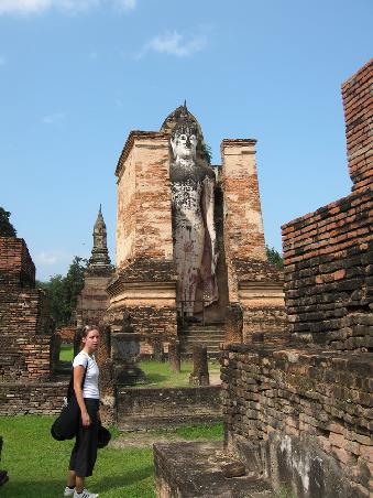 stehender Buddha (gross im Hintergrund)