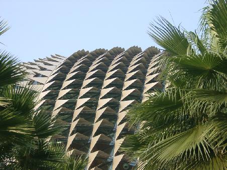 der architekt ass vermutlich grad eine durian als er den einfall hatte...