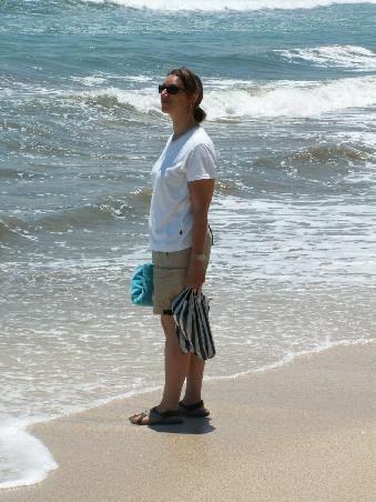 Gita hält Ihre Füße ins Wasser ...