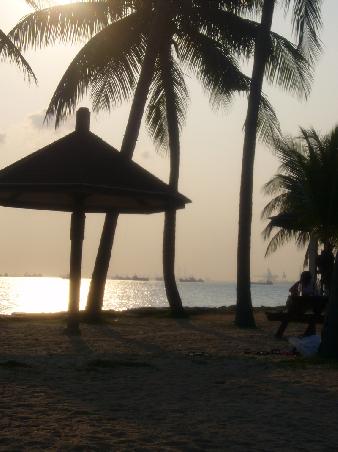 Sonnenuntergang auf Sentosa - Im Hintergrund sieht man uebrigens die Containerschiffe