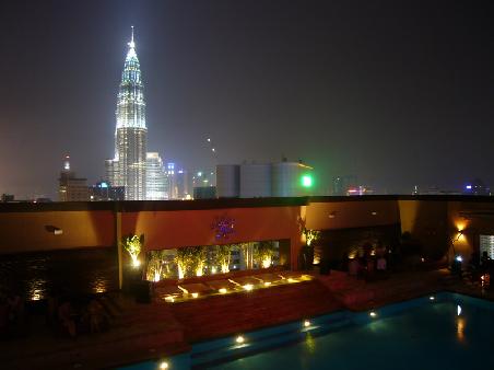Die Luna Bar mit Aussicht auf einen der beiden Petronas Towers