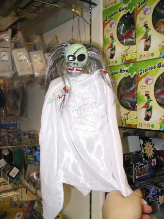 Kuriosität (soll ein Spielzeug sein) im Mustafas - dieses Monster, das auch noch Geräusche machte, hatte es mir irgendwie angetan - selten sowas hässliches gesehen