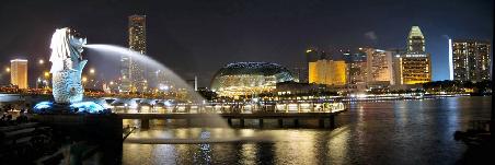 Zum Schluß nochmal die Skyline und der Merlion (halb Fisch, halb Löwe), das Wahrzeichen Singapurs