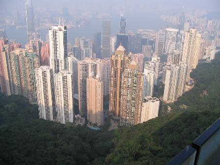 Aussicht vom Victoria Peak
Wie ihr seht, wird die Aussicht je weiter man weg schaut immer schlechter - der "haze"