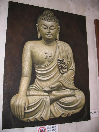So sieht der Buddha von Nahem aus - man achte auf das Zeichen auf seiner Brust