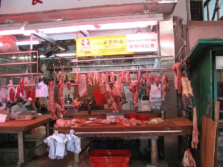 Das Fleisch hängt bei 30 Grad einfach mal so auf der Strasse - ohne Kühlung natürlich und immer den Abgasen der Autos ausgesetzt - und wird dann noch als frisch angepriesen
