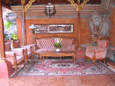 Der Ubud Palace bestand aus diversen überdachten "Räumen", die aber an fast allen Seiten offen waren - geschlossene oder zusammenhängende Räume gibt es nicht