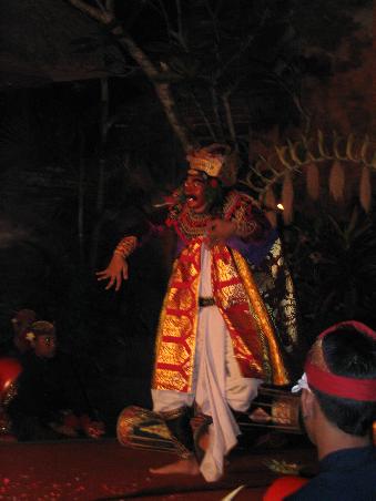 Männlicher Legong Tänzer mit Maske