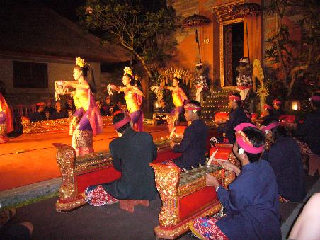 Musiker und Tänzerinnen vor der Kulisse des Ubud Palace
