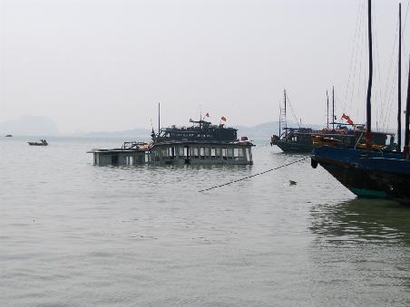 ... und ein gesunkenes Schiff, das da ebenfalls im Hafen liegt und scheinbar keinen stört