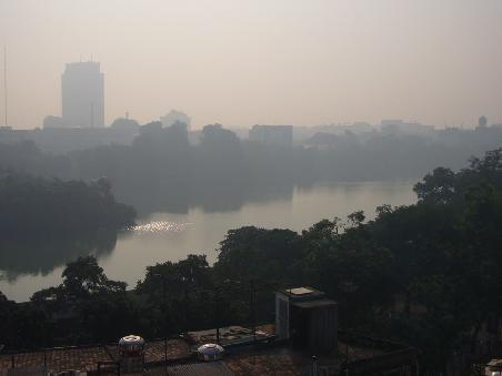 ... und hier das Resultat des ganzen Verkehrs - das versmogte Hanoi