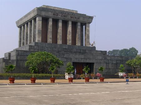 Das Ho Chi Minh Mausoleum
Nur noch einmal kurz etwas zu Ho Chi Minh: Er war vietnamesischer Revolutionär und Kommunist, der im September 1945 die Demokratische Republik Vietnam proklamierte und später die Führung des Landes als Staats- und Ministerpräsident bis 1969 übernahm.In den 60er Jahren war er eine der treibenden Kräfte in den Versuchen, Nordvietnam und Südvietnam wiederzuvereinigen und bis zu seinem Tod im Jahre 1969 führte er fast ununterbrochen den Befreiungskampf des vietnamesischen Volkes an.