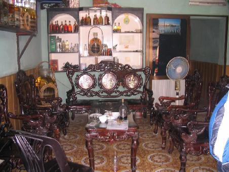 Das "Restaurant" und an den Wänden seht ihr die ganzen "Ausstellungsobjekte"