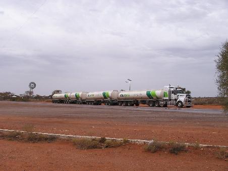 Hier mal ein kleiner Road Train von unterwegs