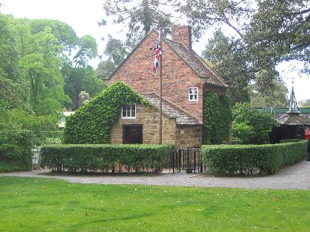 Captain Cook's Elternhaus mitten in den Fitzroy Gardens