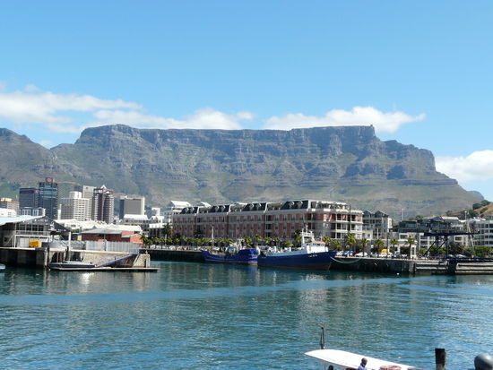 Die Waterfront und im Hintergrud der Tafelberg