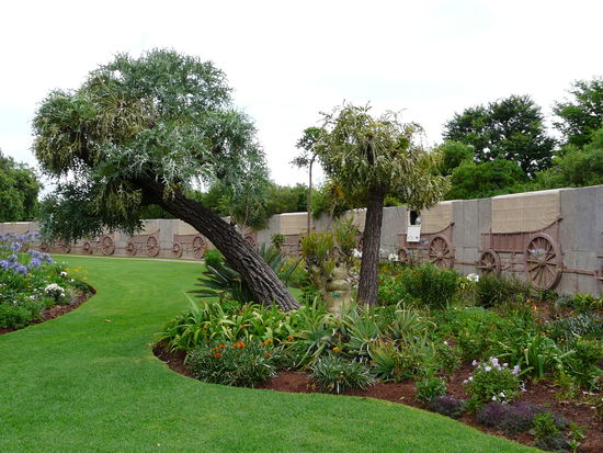 Der Garten und die 'Wagenkolonne' die das Denkmal einrahmen