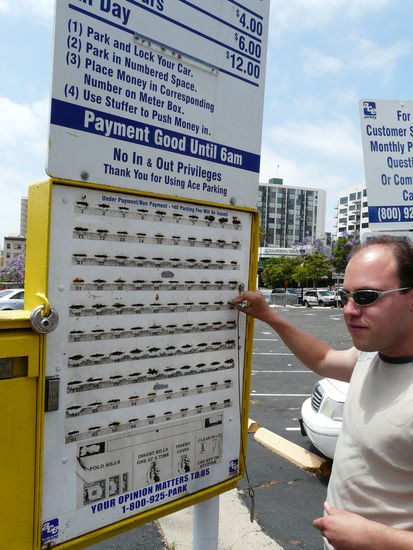 Die etwas andere Zahlmethode: Geldscheine reinstecken und mit Schlüssel oder Stopfer nachstopfen!
