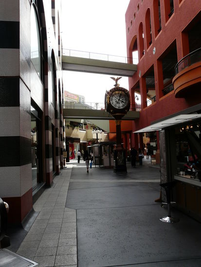 Schicke Weltzeituhr! Geht nur leider für Berlin ein paar Stunden falsch!