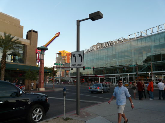 Links das Hard Rock Cafe und rechts der Ursprung des (Park) Übels: das US Airways Center in dem das Baketballspiel stattfand