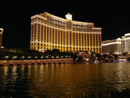 Unser bescheidenes Hotel mit Abendbeleuchtung: das Bellagio