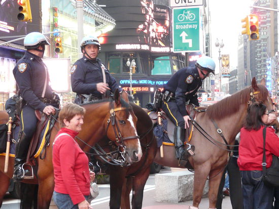 Ich glaub die Polizisten waren irgendwie nur als Aushängeschild für Fotos zuständig 