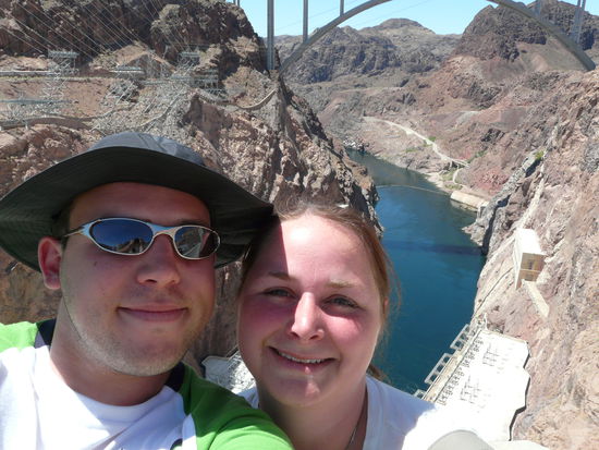 Wir auf dem Staudamm - und hinter uns die Kraftwerke