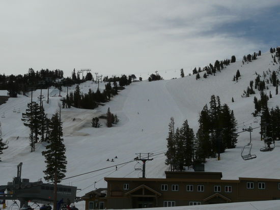 An unserer Lodge laufen die Skilifte