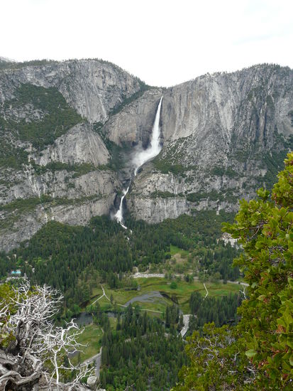 Blick auf die Yosemite Falls und wie man sieht, unten steht alles unter (Schmelz-) Wasser