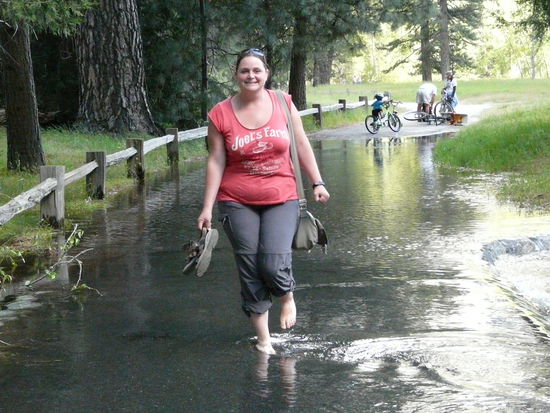 Angi hat kaaaallllt!
Eiswasser überflutet die Wege.