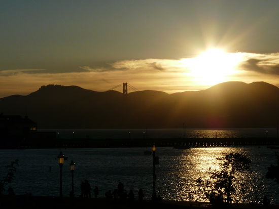 Sonnenuntergang am Pier mit Golden Gate Bridge im Hintergrund