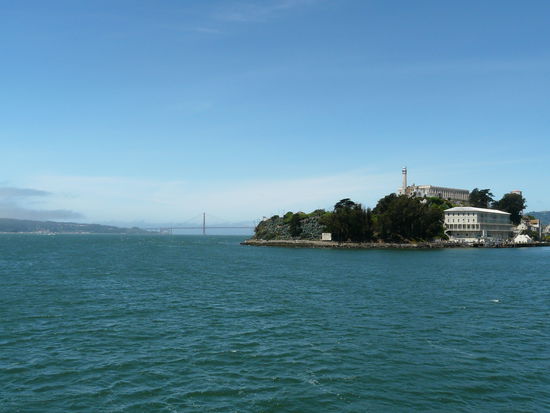 Alcatraz und im Hintergrund die Golden Gate Bridge