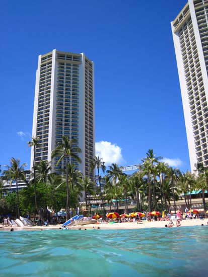 Der Waikiki Beach mit unserem Hotel