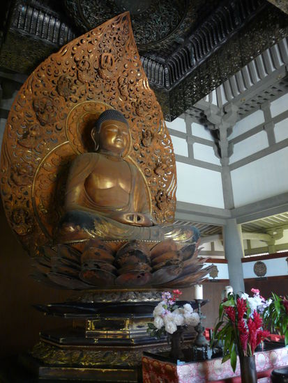 Der Buddah im Tempel inneren
(Schuhe aus!!!)