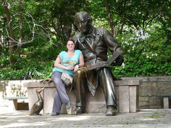 Eine der vielen Statuen im Park: Hans Christin Anderson