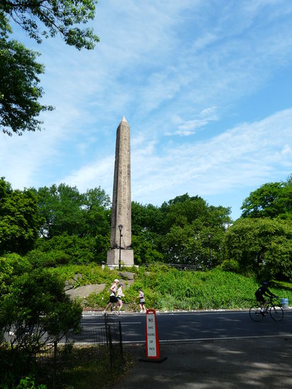 Ein großer Obelisk; und nicht vergessen, wir sind mitten in New York!