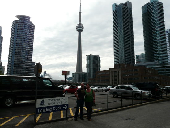 Hinter uns der Cn Tower und ein Stück vom Stadion