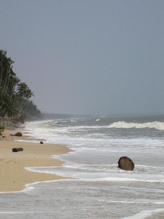 Der Strand bei etwas rauher See.